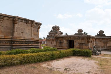 Panchakuta Basadi veya Panchakoota Basadi Kambadahalli, Mandya district, Karnataka Hindistan Adhisthana temel ve açık mantapa, sütunlu salon görülür.
