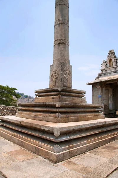 Parsvanatha basadi ve Manasthambha, bu, ayağı bir köşk Jain karşılıklı dört directi rakamlar üst içeren ayakta üzerinde Chandragiri hill, Sravanabelgola, İstanbul Türkiye manastambha, Parshwanatha basadi önündeki sütunu vardır