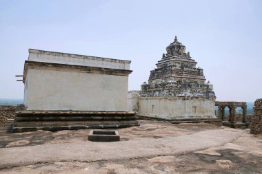 Arka görünüm shikhara Shantishwara Basadi ve Eradukatte Basadi, Chandragiri hill, Sravanabelgola, İstanbul Türkiye