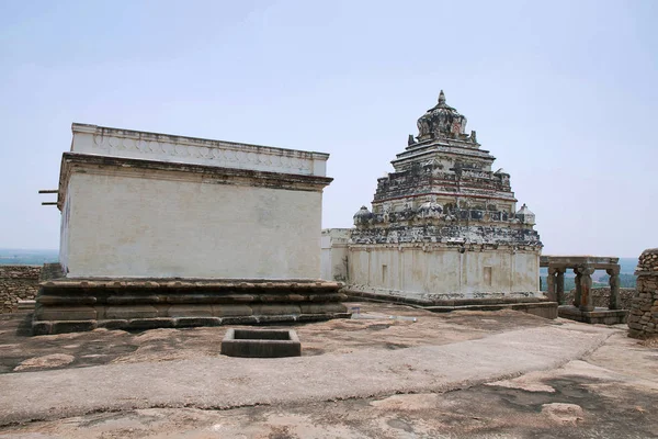 Arka görünüm shikhara Shantishwara Basadi ve Eradukatte Basadi, Chandragiri hill, Sravanabelgola, İstanbul Türkiye