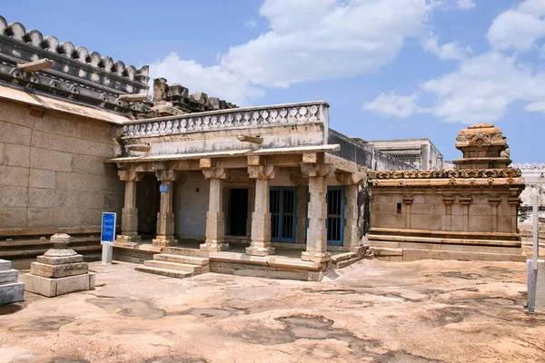 Kattale Basadi 的侧面视图 Chandragiri Sravanabelgola 卡纳塔印度的 Largset 寺在山上 Adinatha 的雕像 — 图库照片