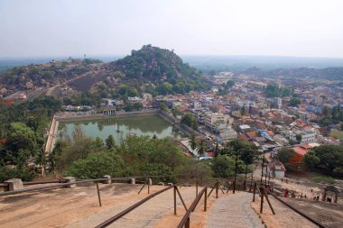 Vindhyagiri Hill, Shravanbelgola, Karnataka Hindistan'dan Chandragiri Hill ve Shravanbelgola şehrin görünümü 