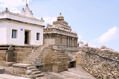 Eradukatte Basadi ve Chavundaraya Basadi görünümünü arka planda Chandragiri hill, Sravanabelgola, İstanbul Türkiye