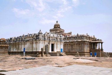Shasana veya Sasana Basadi önünde ve Chavundaraya Basadi görünümünü arka tarafında Chandragiri hill, Sravanabelgola, Karnataka, Hindistan
