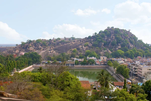 Vindhyagiri Hill, Shravanbelgola, Karnataka Hindistan'dan Chandragiri Hill ve Shravanbelgola şehrin görünümü 