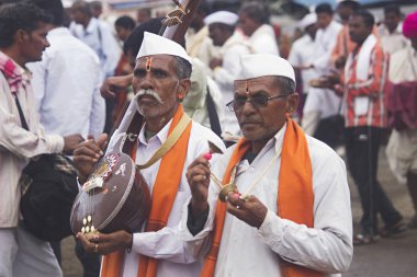 Pune, Maharashtra, Hindistan, Haziran 2016, hacılar veya warkari permorming bhajan veya Pandarpur yatra kutsal şarkı