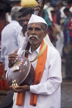 Pune, Maharashtra, Hindistan, Haziran 2016, hacılar veya warkari permorms bhajan veya Pandarpur yatra, kutsal şarkı