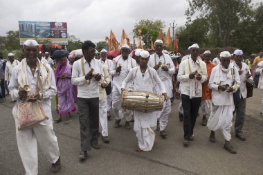 Pune, Maharashtra, Hindistan, Haziran 2016, hacılar veya bhajan veya Pandarpur yatra kutsal şarkı performans warkari
