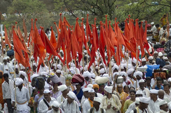 Pune, Maharashtra, Hindistan, Temmuz 2016, hacılar veya warkari Pandarpur yatra dalış Ghat sırasında safran bayraklı