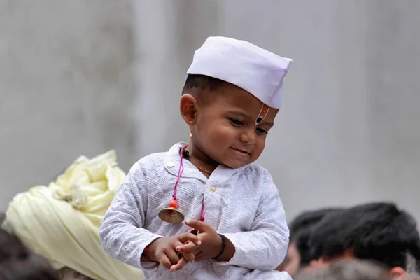 Pune Maharashtra Índia Junho 2014 Tradicionalmente Vestida Criança Goza Procissão — Fotografia de Stock