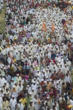 Pune, Maharashtra, Hindistan, Temmuz 2016, hacılar veya warkari Pandarpur yatra dalış Ghat, içinde hava atış