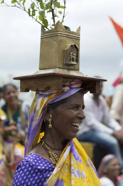 Пуне Махараштра Індія Липень 2016 Жінка Несе Святий Василій Або — стокове фото