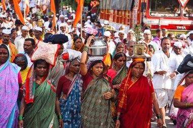 Pune, Maharashtra, Hindistan, Julne 2017, hacılar veya warkari Pandarpur yatra sırasında safran bayraklı