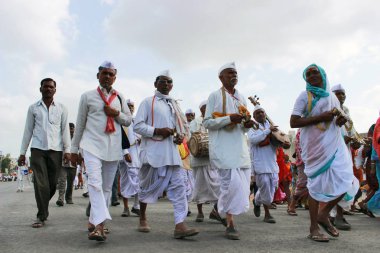 Pune, Maharashtra, Hindistan, Haziran 2014, hacılar veya bhajan veya Pandarpur yatra kutsal şarkı performans warkari