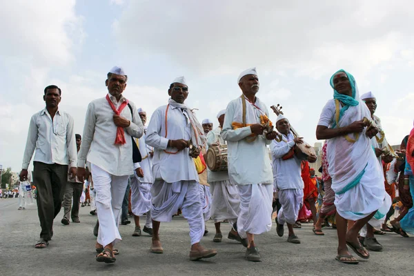Pune, Maharashtra, Hindistan, Haziran 2014, hacılar veya bhajan veya Pandarpur yatra kutsal şarkı performans warkari