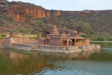 Temple 1, Bootnatha veya Bhutanatha Tapınağı karmaşık ve M.mustafa Gölü, Badami, Karnataka, Hindistan
