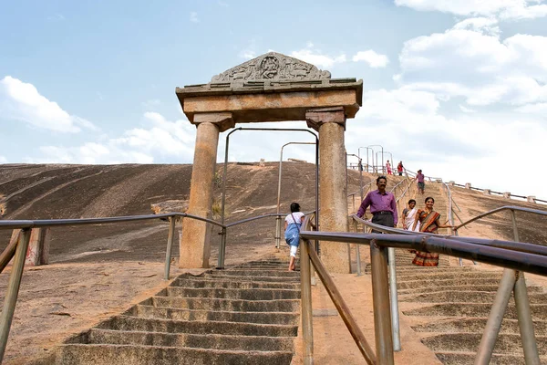 Sravanabelgola, İstanbul, Mayıs 2016, turist ve tırmanma devotee ve rock Gomateshwara Tapınağı, Vindhyagiri Hill önde gelen adımları kesmek