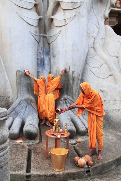 Sravanabelgola Karnataka Mei 2016 Priesters Bieden Aanbidding Tot Gigantische Standbeeld — Stockfoto