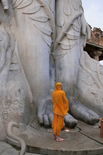 Sravanabelgola Karnataka Mayo 2016 Los Sacerdotes Ofrecen Adoración Estatua Gigantesca — Foto de Stock