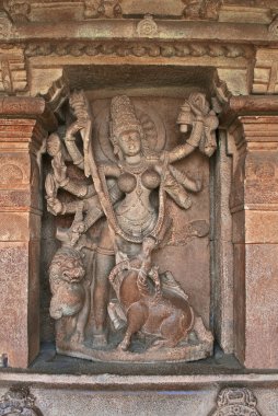 Koridorda, Mahishasuramardini figürü oyma Durga Tapınağı, Aihole, Bagalkot, Karnataka, Hindistan. Tapınak Galaganatha grubu. 
