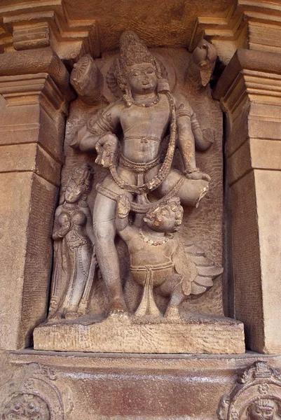 Snidad Figur Lord Vishnu Med Garuda Korridoren Durga Temple Aihole — Stockfoto