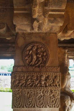 Durga Tapınağı, Aihole, Bagalkot, Karnataka, Hindistan giriş sundurma ayık ve kare ayağı üzerinde oyulmuş resimler. Mithuna çift. Tapınak Galaganatha grubu. 