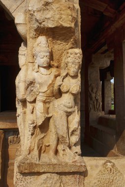 Durga Tapınağı, Aihole, Bagalkot, Karnataka, Hindistan giriş sundurma ayık ve kare ayağı üzerinde oyulmuş resimler. Tapınak Galaganatha grubu.