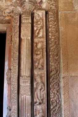 Beş farklı stilleri oyma çevresinde giriş kapısı garbh griha, faux kapı çerçeve, Durga Tapınağı, Aihole, Bagalkot, Karnataka, Hindistan. Tapınak Galaganatha grubu. 