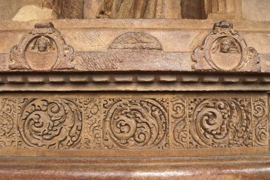 Süpürgelik, köşe üzerinde oymalar Durga Tapınağı, Aihole, Bagalkot, Karnataka, Hindistan. Tapınak Galaganatha grubu 