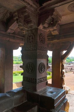 Durga Tapınağı, Aihole, Bagalkot, Karnataka, Hindistan giriş sundurma ayık ve kare ayağı üzerinde oyulmuş resimler. Mithuna ve Maithuna çiftler. Tapınak Galaganatha grubu. 