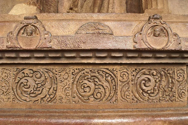 Süpürgelik, köşe üzerinde oymalar Durga Tapınağı, Aihole, Bagalkot, Karnataka, Hindistan. Tapınak Galaganatha grubu 