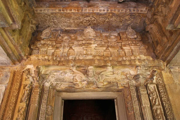 精致的雕刻上的 Mukh 帕蒂的心的大门加尔巴 Griha 杜迦寺 Aihole Bagalkot 卡纳塔 Galaganatha 组寺庙 — 图库照片