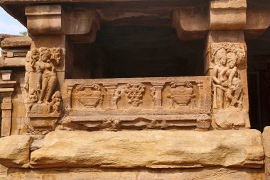 Oyma rakamlar ve delikanlı Khan Tapınağı, Aihole, Bagalkot, Karnataka, Hindistan sabha mandapa dekore edilmiş ayık ve kare şartını üzerinde çiçek desenleri. Kontigudi grup tapınaklar.