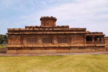 Delikanlı Khan Tapınağı, Aihole, Bagalkot, Karnataka, Hindistan görünümünü. Tapınak Kontigudi grubu. Büyük pencereler görüldü Kuzey tarzda yapılan kafes çalışma vardır.