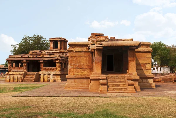 Delikanlı Khan Tapınağı solda ve sağda, Aihole, Bagalkot, Karnataka, Hindistan Suryanarayana Gudi.
