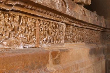 Ramayana sahne oyulmuş kaide üzerinde Durga Tapınağı, Aihole, Bagalkot, Karnataka, Hindistan. Tapınak Galaganatha grubu.