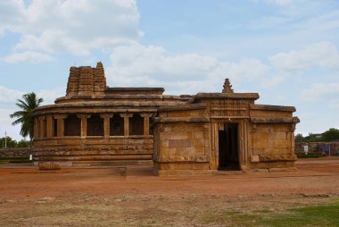 Durga Tapınağı, Aihole, Bagalkot, Karnataka, Hindistan. Tapınak Galaganatha grubu. Sağ taraftaki karmaşık tapınağa gerçek girişidir.