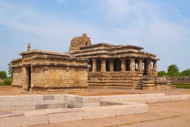 Durga Tapınağı, Aihole, Bagalkot, Karnataka, Hindistan. Tapınak Galaganatha grubu. Sol taraftaki karmaşık tapınağa gerçek girişidir.