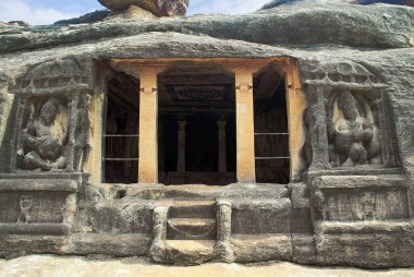 Ravanaphadi kaya Tapınağı, Aihole, Bagalkot, Karnataka, Hindistan önden görünümü. Ana giriş ve oymalı tavan mantapa, her iki tarafında iki Kubera dwarpalas açıkça görülür.