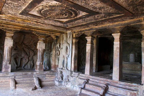 Ravanaphadi 岩剪寺 Aihole Bagalkot 卡纳卡 印度的内部景观 精致的雕刻天花板的 Matapa 跳舞湿婆的身影在左边 和主要圣地与湿婆 — 图库照片