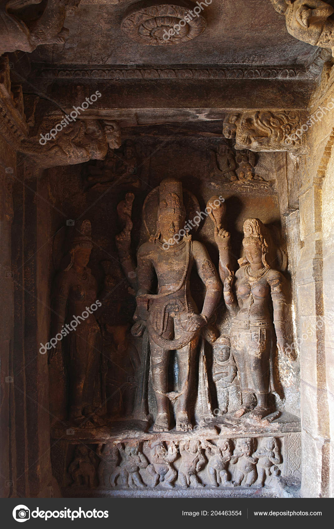 の洞窟 女神ラクシュミとパールバティ針原 バーダーミ Badami の洞窟 カルナータカ州 インドの側面の彫刻 インテリアは 左サイドの壁 —  ストック写真 © RealityImages #204463554, image size:1072x1700