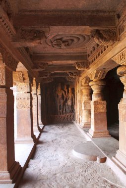 1 mağara: Lakshmi ve kanat Harihara, Badami mağaralar, Karnataka, Hindistan Parvati tanrıçaların heykelleri oyulmuş. İç, sol yan duvar.