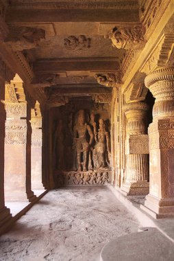 1 mağara: Lakshmi ve kanat Harihara, Badami mağaralar, Karnataka, Hindistan Parvati tanrıçaların heykelleri oyulmuş. İç, sol yan duvar.