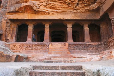 1 mağara: cephe. Badami mağaralar, Karnataka, Depicting oymalar, sığır ve at kafalı, farklı duruşlar bacaksız ganas