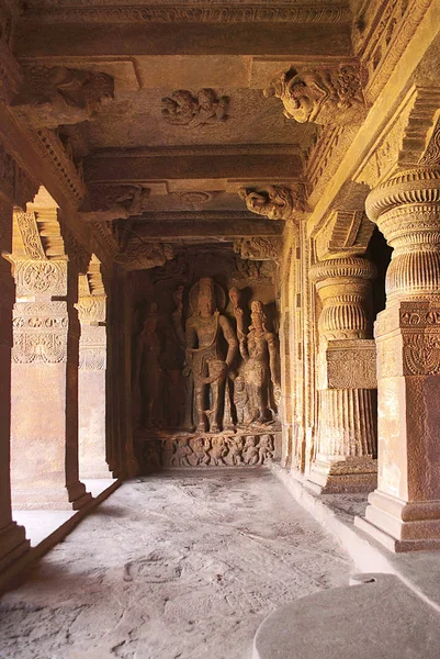 Cueva Esculturas Talladas Las Diosas Lakshmi Parvati Flanqueando Harihara Cuevas —  Fotos de Stock