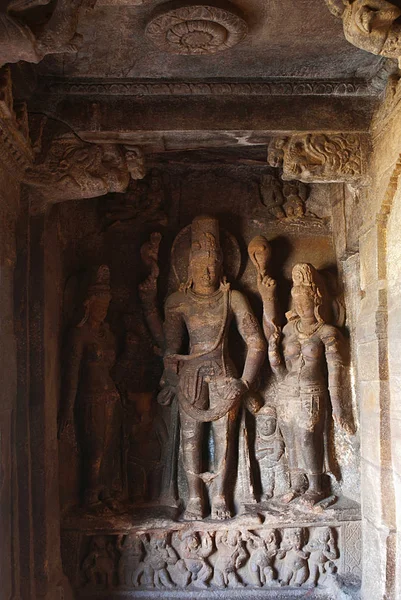 の洞窟 女神ラクシュミとパールバティ針原 バーダーミ Badami の洞窟 カルナータカ州 インドの側面の彫刻 インテリアは 左サイドの壁 — ストック写真