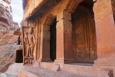 Mağara 1: Dwarpala, Badami mağaralar, Karnataka, Hindistan. İkinci mağaraya giden adımları da görülmektedir.