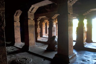 Mağara 1: İç görünüm 18 bir sütunlu salon, Badami mağaralar, Karnataka, Hindistan