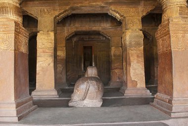 Mağara 1: İç görünüm 18 bir sütunlu salon, Badami mağaralar, Karnataka, Hindistan