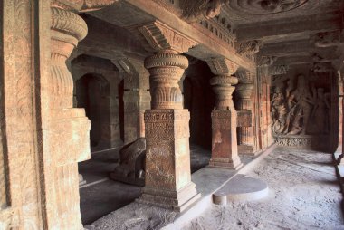 Mağara 1: 18 sütunlu salon iç görünüm. Badami mağaralar, Karnataka, Hindistan. Ardhanarishvara heykel sağ tarafında da görülür.